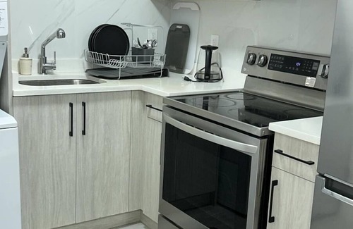 Sunset House | Charming 2-bedroom house with AC, WiFi in beautiful Vancouver