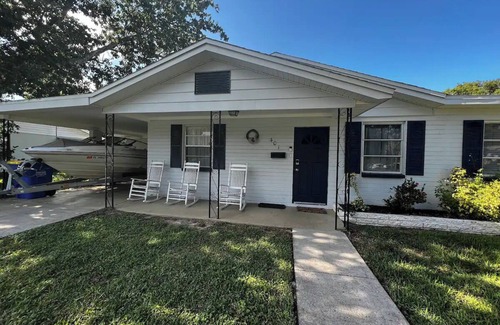 Edgewater House | Charming 2-bedroom house with AC and WiFi in delightful Edgewater