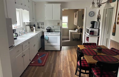 Gilford House | Charming 2-bedroom house in Fairgrove with AC, WiFi , Smart TV , Pet Friendly,