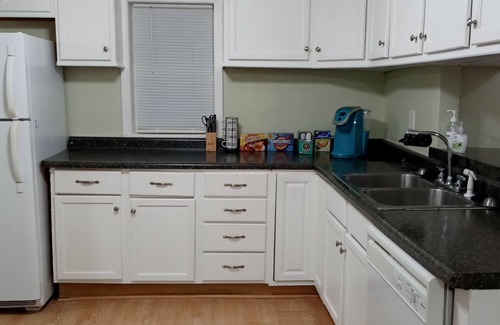 Green Bay House | Charming 2-bedroom house with AC, WiFi in serene Green Bay