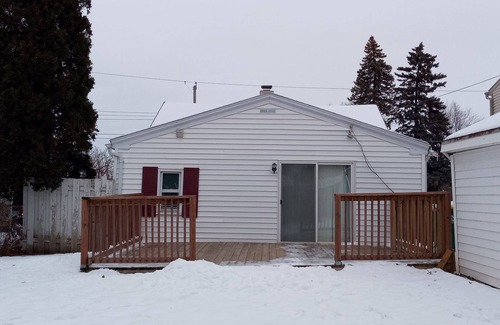 Green Bay House | Charming 2-bedroom house with AC, WiFi in serene Green Bay