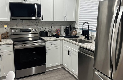 Hapeville House | Charming 2-bedroom house in lovely Hapeville with WiFi, AC. Minutes from Airport