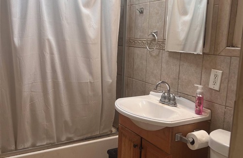 Valinda House | Charming 2-bedroom house in delightful La Puente with WiFi, fitness equipment