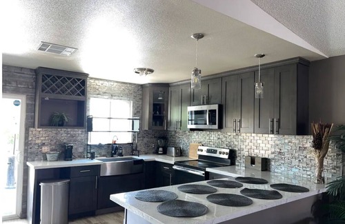 Las Vegas House | Charming 2-bedroom house in fantastic Las Vegas with AC, WiFi Casita los Hermano