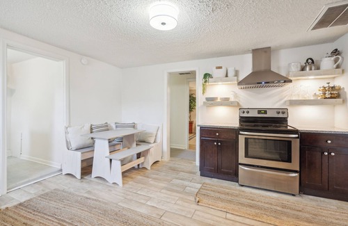 Talbot's Corner House | Charming 2-Bedroom House 2-miles to Downtown Nashville!