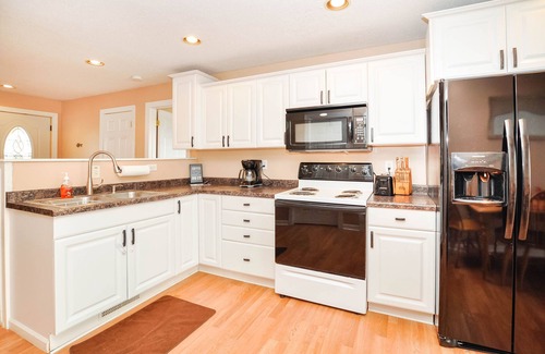 Northrup House | Charming 2 Bedroom House - 2 Miles From Mayo Clinic-Mayo Patient Furnished Home