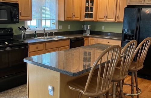 Westbrook Center House | Charming 2-bedroom house with AC and WiFi in Westbrook