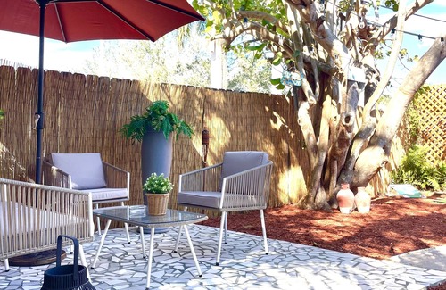 Central Naples House | Charming 2 bedroom home