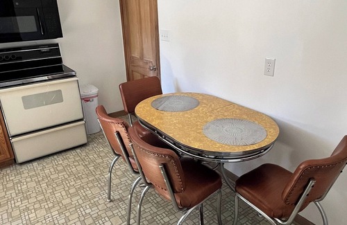 Oshkosh House | Charming 2-bedroom home away from home in Oshkosh