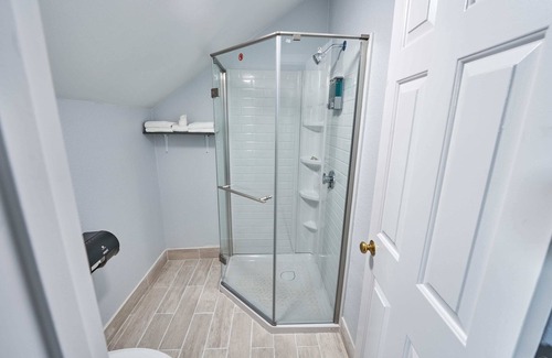 Teaticket House | Charming 2-bedroom hotel suites with GYM, WIFI Breakfast in delightful Falmouth