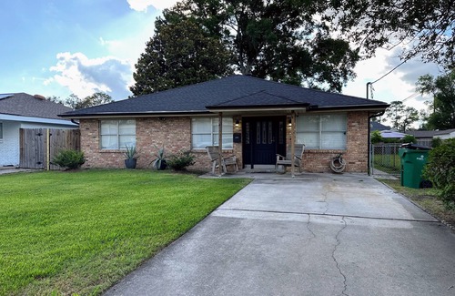 Kenner - Louis Armstrong International Airport House | Charming 2-bedroom house with AC, fitness room and WiFi in adorable Metairie