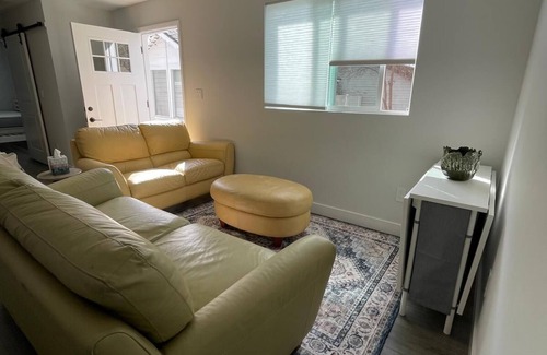 North Central House | Charming 2-bedroom house with WiFi, AC in fabulous Pasadena