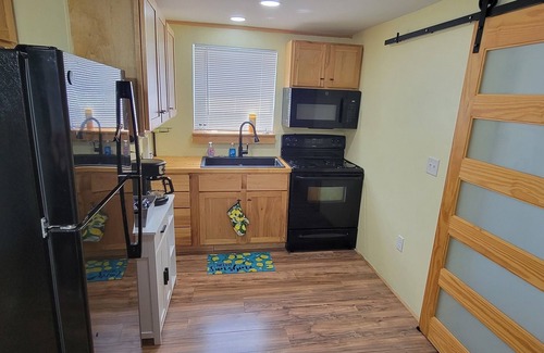 Sandusky House | Charming 2-bedroom house with AC, WiFi in gorgeous Sandusky close to Cedar Point