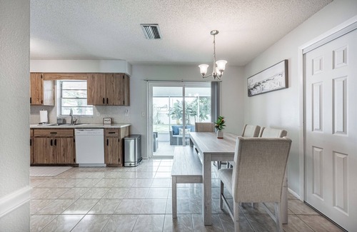Vamo House | Charming 2-bedroom house in welcoming Sarasota with AC