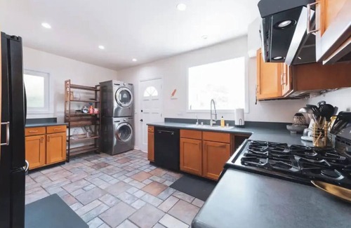 Burbank House | Charming 2-bedroom house in delightful Burbank with WiFi, AC