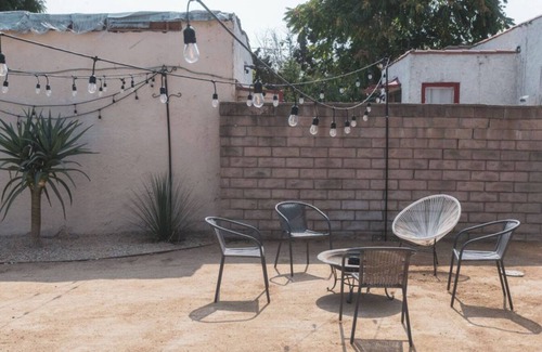 Burbank House | Charming 2-bedroom house in delightful Burbank with WiFi, AC