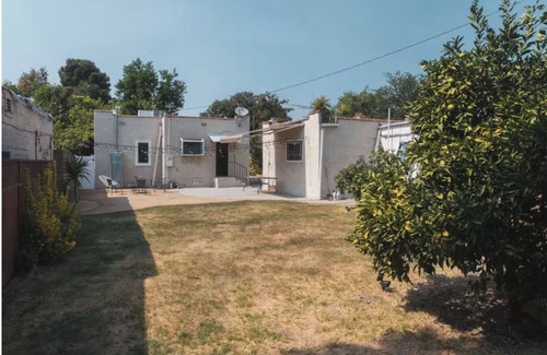 Burbank House | Charming 2-bedroom house in delightful Burbank with WiFi, AC