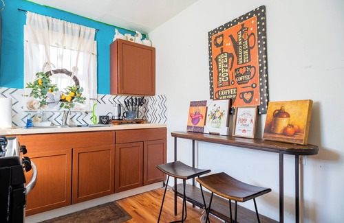 Detroit House | Charming 2-bedroom house in cool Detroit in the eara of 8 livernois