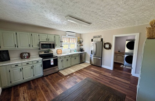 Knifley House | Charming 2-bedroom house minutes from Green River Lake! Free parking & WiFi