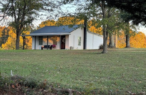 Knifley House | Charming 2-bedroom house minutes from Green River Lake! Free parking & WiFi