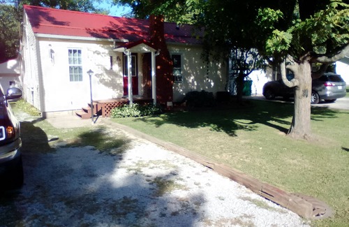 Lake Breeze Park House | Charming 2-bedroom house in delightful Madison with AC