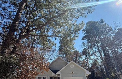 East Raleigh House | Charming 2-bedroom house with AC, WiFi less than 3 miles to downtown Raleigh.