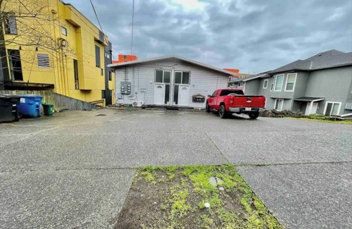 North Queen Anne House | Charming 2-bedroom house with WiFi, AC in superb Seattle 39-1