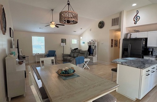Greenville - Spartanburg House | Charming 2-bedroom house in wonderful Taylors with AC, WiFi