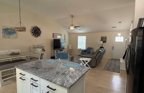 Greenville - Spartanburg House | Charming 2-bedroom house in wonderful Taylors with AC, WiFi