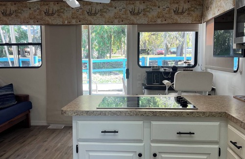 River Ridge Boat Rental | Charming 2 bedroom house boat on St John’s River in Deland “Kingfisher”