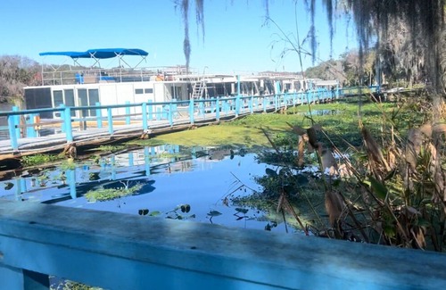 River Ridge Boat Rental | Charming 2 bedroom house boat on St John’s River in Deland “Kingfisher”
