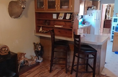 Oatman House | Charming 2-bedroom house with AC, WiFi in welcoming Oatman
