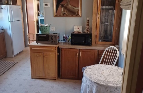 Oatman House | Charming 2-bedroom house with AC, WiFi in welcoming Oatman