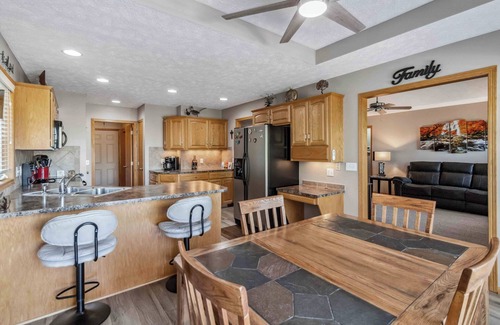 Omaha House | Charming 2-bedroom house in lovely Omaha with AC, WiFi.