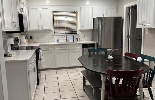 Petal House | Charming 2-bedroom house in Petal with WiFi and AC