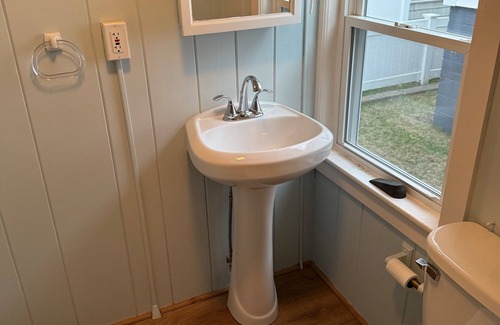 Hampton House | Charming 2-bedroom house with AC, WiFi in lovely UNIT B