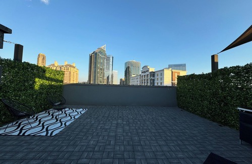 Buckhead Condo | Charming 2-bedroom in Atlanta with HUGE PRIVATE rooftop terrace