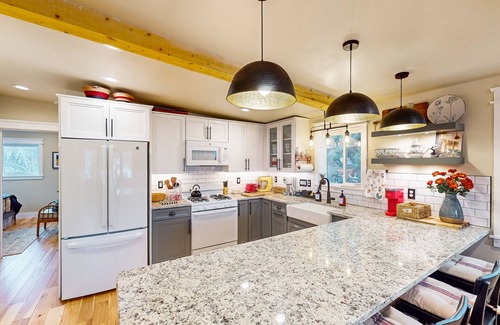 Heber House | Charming 2 bedroom loft with a hot tub and fire pit