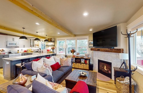 Heber House | Charming 2 bedroom loft with a hot tub and fire pit