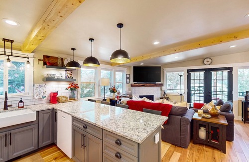 Heber House | Charming 2 bedroom loft with a hot tub and fire pit