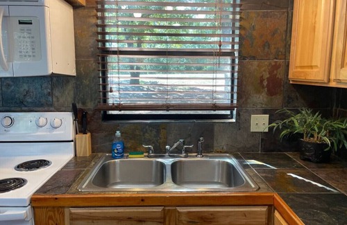 Pottsboro Cabin | Charming 2 Bedroom Lakeview Cabin: Cabin C