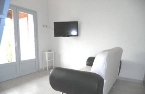 Les Ayguades House | Charming 2-Bedroom Mezzanine Vacation Home with Terrace, 5 Sleeps, Near Beach, Gruissan