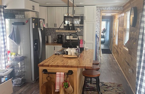 Benton House | Charming 2-bedroom mobile home with AC, WiFi in Benton very close to the Ky Lake