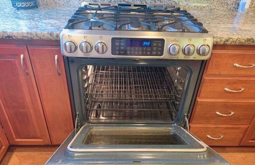 San Bruno Apartment | Charming 2-bedroom near SFO& Bart, Parking, Washer& Dryer