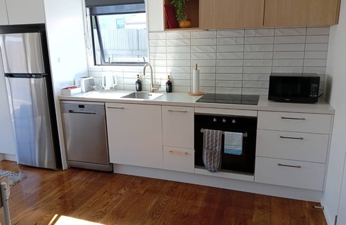 Addington Apartment | Charming 2-bedroom apartment in welcoming Christchurch with AC