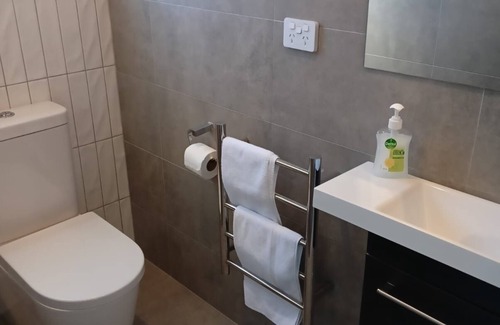 Addington Apartment | Charming 2-bedroom apartment in welcoming Christchurch with AC