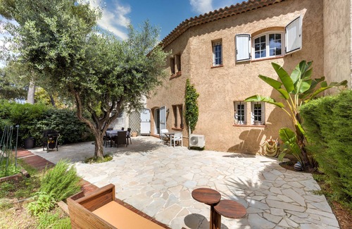 Antibes House | Charming 2 bedroom property in a secured domaine with pool/tennis