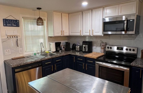 Inverness Cottage | Charming 2-bedroom renovated Lake Cottage with Cozy Vibes and an Amazing View
