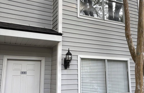Charleston House | Charming 2-bedroom townhome with WiFi, AC in superb Charleston.
