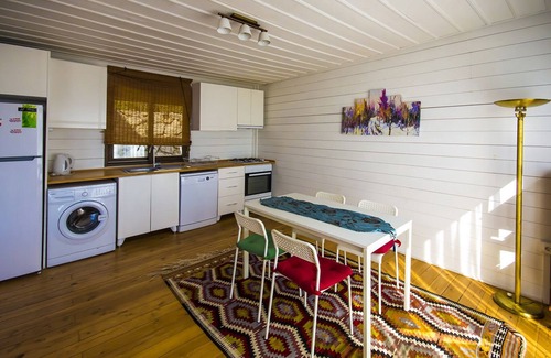 Islamlar House | Charming 2 Bedroom Timber Villa with Totally Private Pool, near village centre